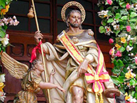 En Blanca, se celebran las Fiestas Patronales en honor a San Roque, peculiares, ya que se reparten en dos momentos a lo largo del a�o