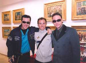 Paco Morrison y Alfonso Martnez, del grupo Satlites, con el ciclista Alejandro Valverde