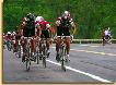 El pelot�n estirado en una carrera de Ciclismo
