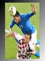 Lucha en el campo por un bal�n a�reo (F�tbol)