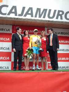 Haussler en el podium con el maillot amarillo