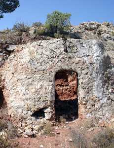 Antiguo horno de yeso de finales del XIX que se ubica en un cerro cercano a Mascivenda [Macisvenda]