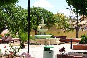 Fuente y jard�n de la plaza del pueblo[Barqueros]