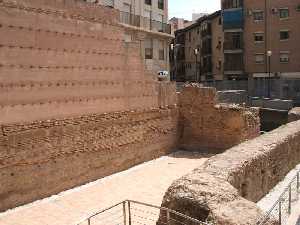 Restos de muralla y rebelln en Vernicas [Murcia medieval]