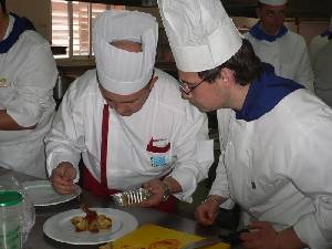 Cocineros emplatando [Gastronom�a]