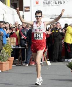 Benjamn Snchez celebra su llegada a meta en el Campeonato de Espaa de Castro Urdiales 2008 [Benjamn Snchez]