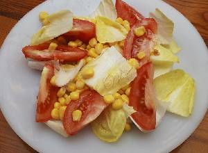 Ensalada de maz, tomate y endibias  