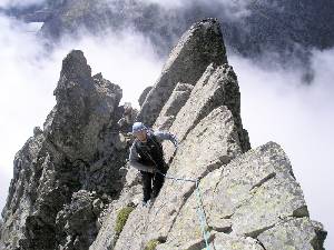 Pepe Seiquer escalando el Pico Consejeros-Nouville por la arista de los Tres Consejeros. Pirineos, verano del ao 2007 