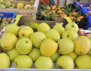 Variedad de manzana verde en el mercado 