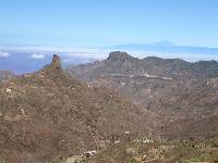Foto 6: Canarias, un paraso para los gelogos. El estratovolcn Roque Nublo de la isla de Gran Canaria. Al fondo, el Teide, declarado por la UNESCO Patrimonio Natural Mundial