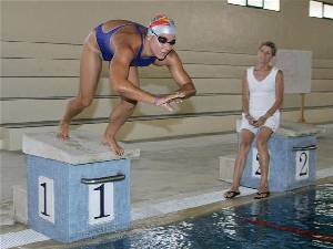 Margarita entrena en la piscina del Arsenal Militar de Cartagena bajo la supervisin de su madre. Ao 2008 [Margarita Domnguez]