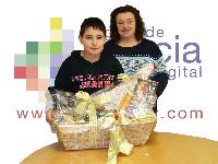 Mara Jess Ballesta y su hijo Francisco Jos Leal. Ganadores de la Cesta "Navidad 2008"