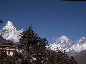 Himalaya del Nepal. Izquierda, el Everest; centro, el Lhotse; y a la derecha el bellsimo Ama Dablam, escalado en invierno por Miguel ngel 