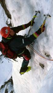 Escalando cascadas de hielo vertical en invierno. Circo de Gavarnie (Pirineo francs) 