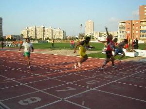 Entrando como triunfador en la meta de la pista de atletismo de Cartagena 