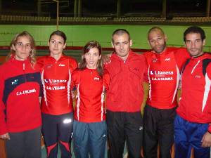 Venancio Jos (segundo por la derecha) junto a otros atletas de su club 