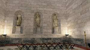 Tres esculturas de togados en una de las paredes de la recreacin 3D del aula de la Curia