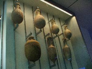 Anforas itlicas vinarias Lamboglia 2 con sellos de envasador y tapa de puzzolana. Pecio de Punta de Algas (San Pedro del Pinatar). Siglo I a.C. Museo ARQUA. 