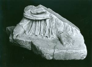 Plinto y la parte inferior de una estatua femenina asociada al Foro  de Carthago Nova