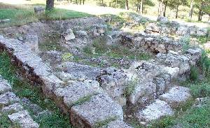 Detalle de los restos de otro templo romano existente en las inmediaciones de la ermita