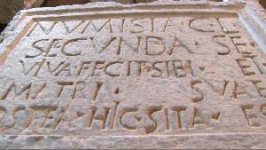 Epgrafe funerario 'Numisia Secunda, liberta de Caio, la hizo en vida para s y para su madre. Despus, aqu est enterrada'