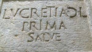 Epgrafe funerario 'Lucrecia Prima, liberta de Caia, salud'