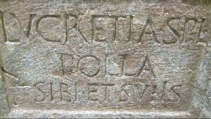Epgrafe funerario 'Lucrecia Polla, liberta de spurio, para si y los suyos'