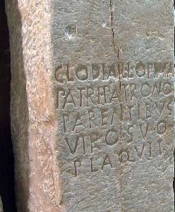 Epgrafe funerario 'Clodia Optata, liberta de Lucio. Fue agradable con su padre, su patrn, sus parientes, su marido'