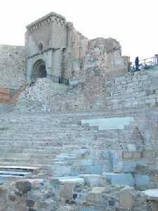 Vista del Teatro Romano, con la Catedral Antigua de Santa Mara