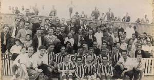 Los jugadores posan junto a los aficionados en la tribuna de El Almarjal (Aos 30)