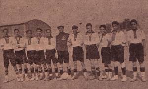 Los jugadores del Stadium de Cartagena posan en el campo de la Plaza de Espaa