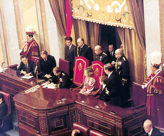 El Rey firma la Constitucin Espaola