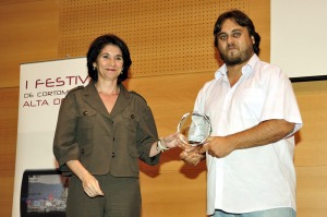 David Perea recibe el tercer premio del I Festival de Cortometraje en Alta Definicin Regin de Murcia de manos de la Excma. Sra. Da. Inmaculada Garca, Consejera de Economa y Hacienda