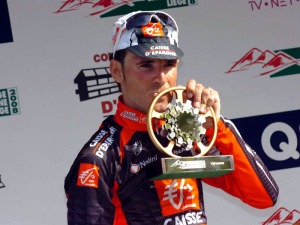 Valverde besa el trofeo que le acredita como vencedor de la Lieja-Bastoa-Lieja 2008