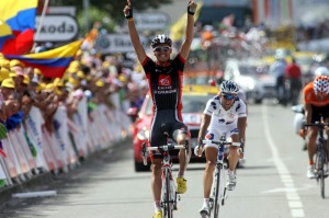 Luis Len Snchez cruza la meta victorioso en la octava etapa del Tour de Francia 2009