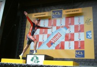 Luis Len Snchez accede al podium tras su victoria en la octava etapa del Tour de Francia 2009