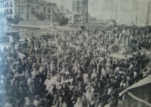 Una muchedumbre de personas acompaa a la Virgen a la Catedral