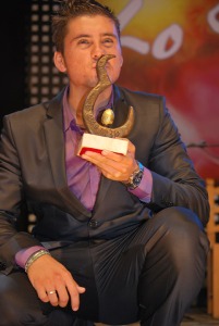 lvaro Daz, ganador del Festival en 2009 posa con el Meln de Oro