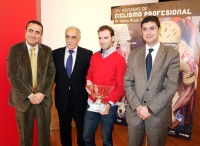 Alejandro Valverde recibe el IX Trofeo Pedro Gonzlez