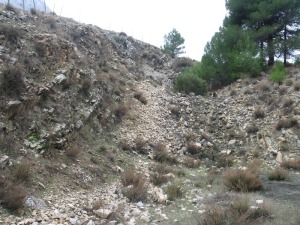 En Prado Mayor, Sierra Espua, en la primera mitad del siglo XX haba un yacimiento de fosfatos. Es un lugar de inters geolgico muy relevante por la escasez de estos minerales de origen sedimentario