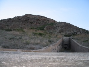 La ladera norte del volcn y sus entraas tienen instalaciones militares, hoy abandonadas, que complementan este rico patrimonio natural y cultural 