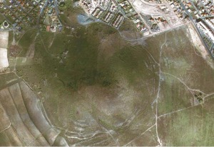 Foto area del entorno del Cabezo del Carmol, en 2004. La forma de media luna del monte sugiere que el crter se situara en la zona deprimida y con mayor vegetacin de la derecha [LIG Carmol]