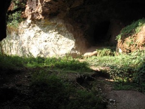 El lecho de la cueva de la Mauta contiene gravas depositadas por el agua en las diferentes avenidas de esta rambla 