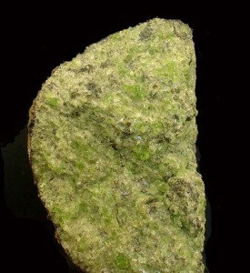 Agregado de cristales irregulares de olivino. Ejemplar de la coleccin del rea de Geologa de la Universidad de Murcia 