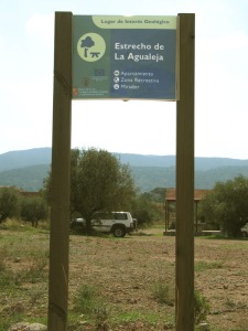 El rea recreativa del estrecho de la Agualeja nos recibe con un cartel que anuncia la importancia de este paraje natural 