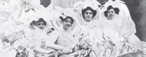 Cuatro chicas subidas en una carroza en las Fiestas de Primavera de 1910