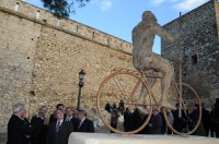 Escultura de ciclista peregrino, obra de Campillo