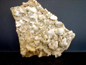 Cristales tabulares de albita. Ejemplar de la coleccin del rea de Geologa de la Universidad de Murcia 