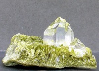 Cristal de roca sobre agregados fibro-radiales de epidota de las metabasitas de Albatera (Alicante) 