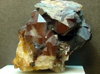 Cristales de cuarzo recubiertos de xidos de hierro de la corta de San Valentn 